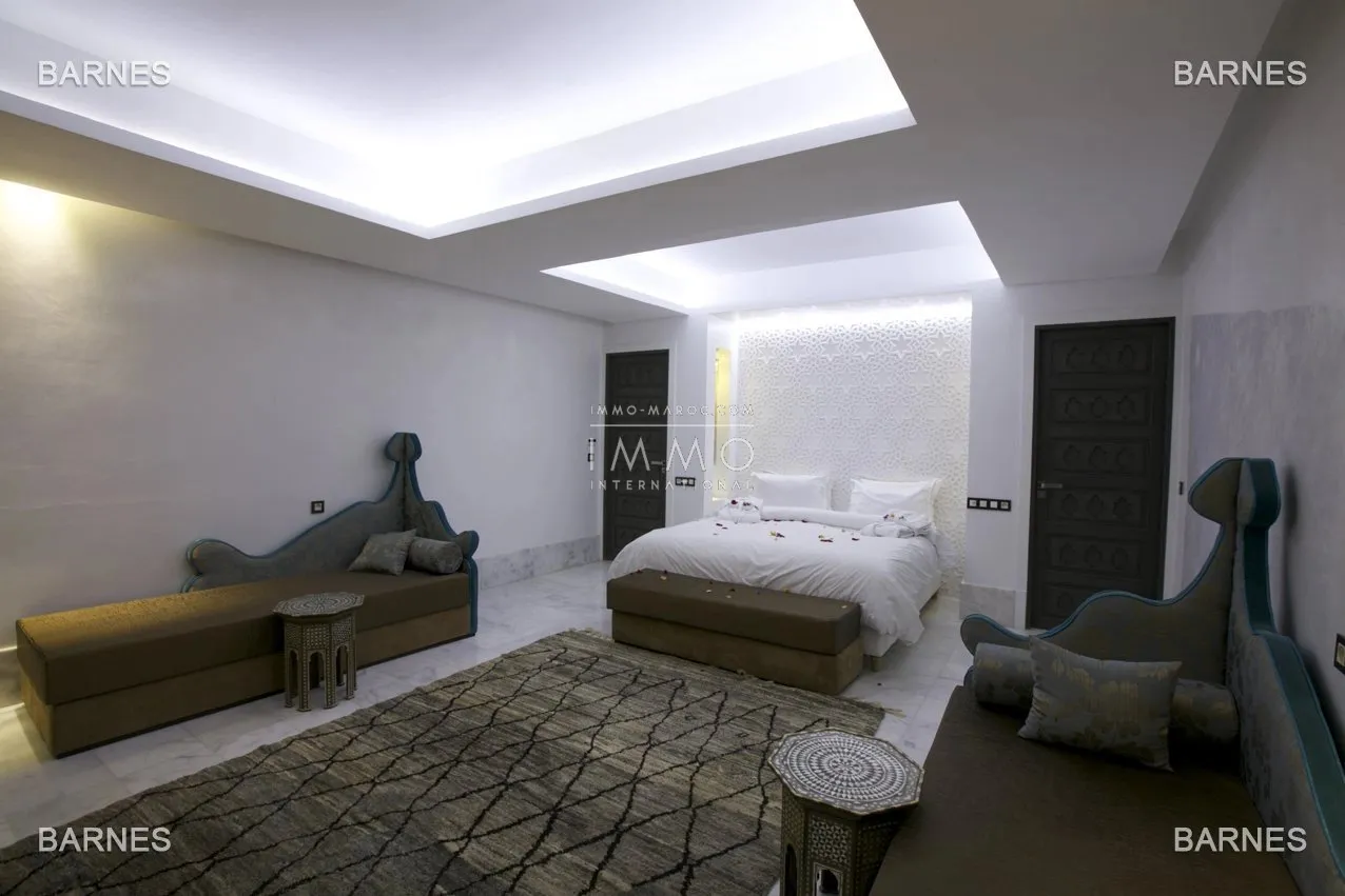 Beautiful property combining moroccan architecture and moroccan decor elements in a sleek modernism. located on a beautiful park of a hectare , it consists of 6 suites and its dependencies, more livab
