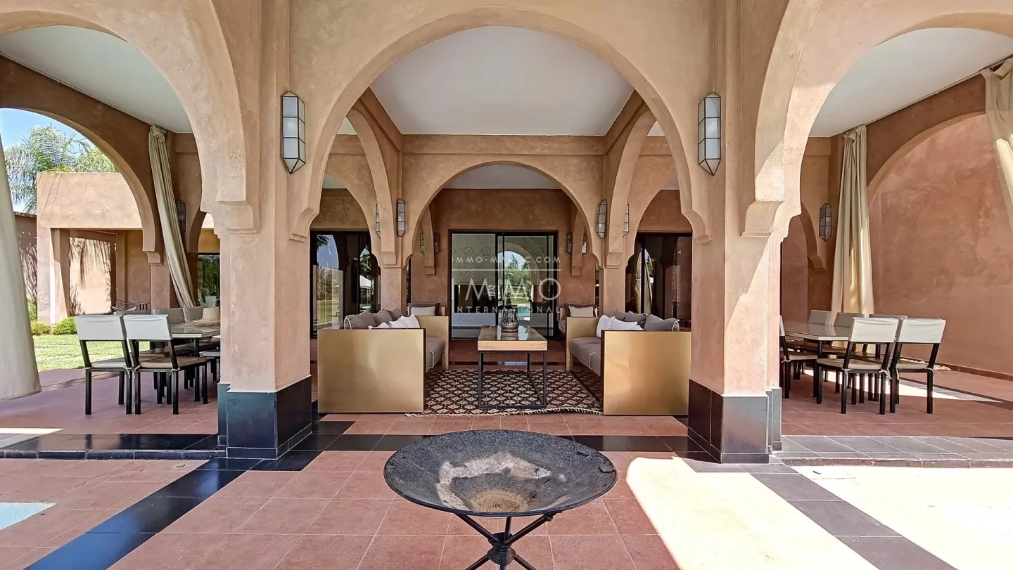 Architect-designed villa of 1900m2 facing the atlas mountains.