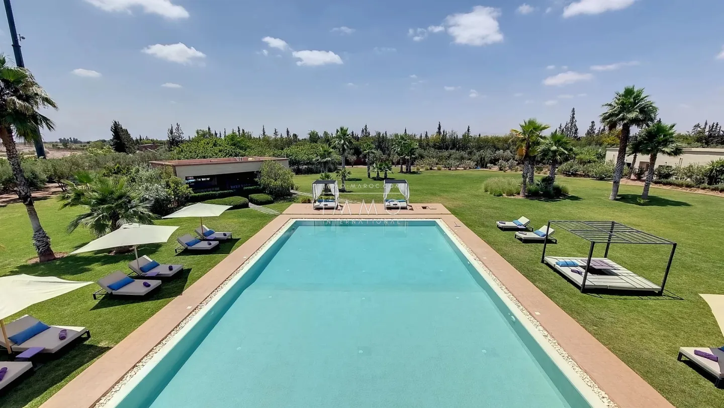 Architect-designed villa of 1900m2 facing the atlas mountains.