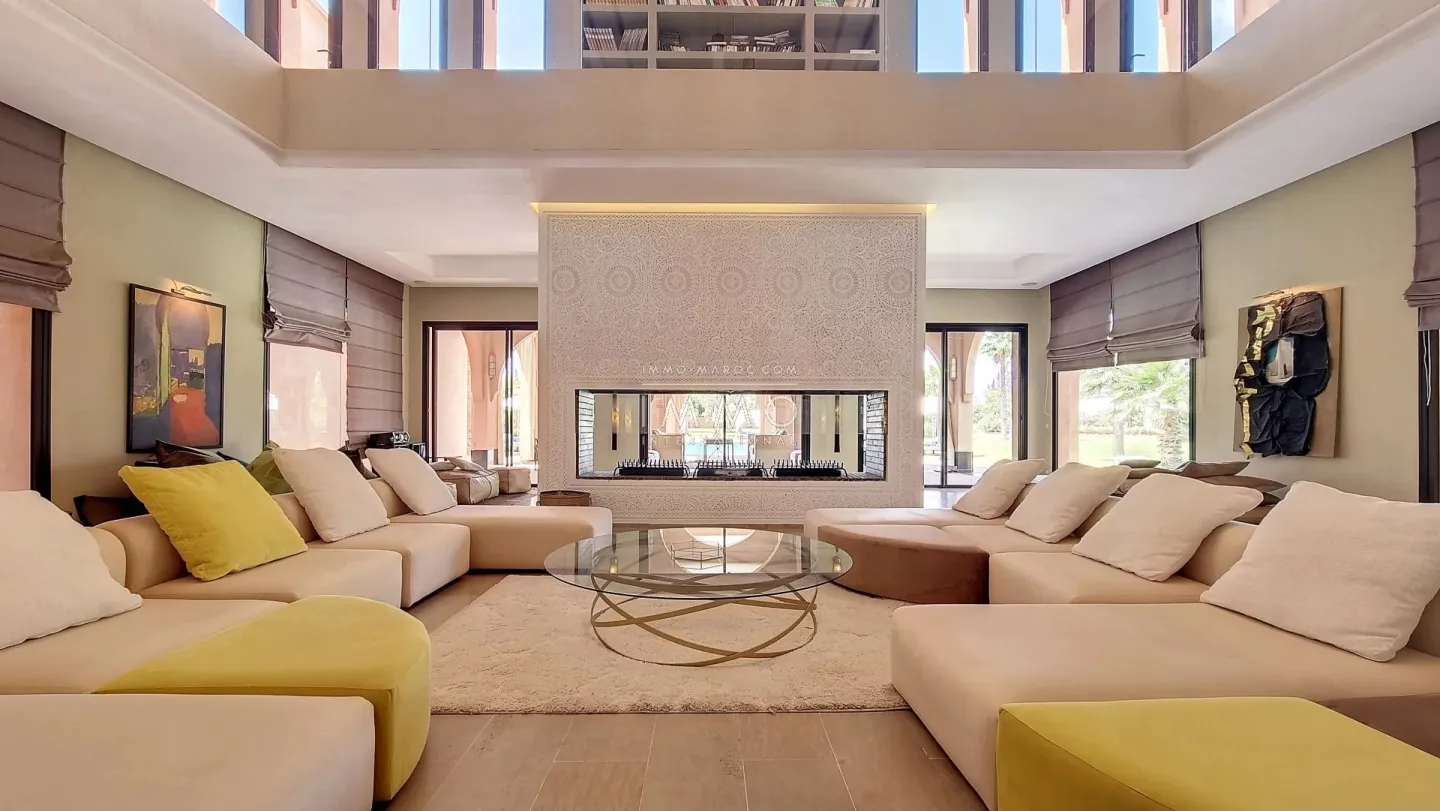 Architect-designed villa of 1900m2 facing the atlas mountains.