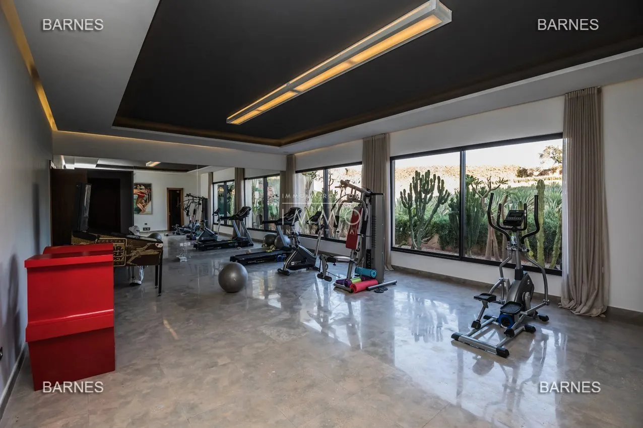 Stunning contemporary villa on a 3-hectare park, 30 minutes away from marrakech.