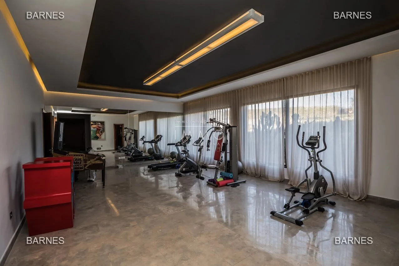 Stunning contemporary villa on a 3-hectare park, 30 minutes away from marrakech.