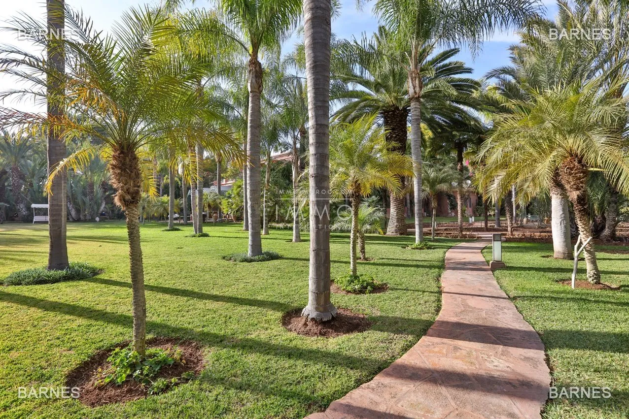 Arab- berber superb palace , located on a one hectare oasis .palm grove circuit