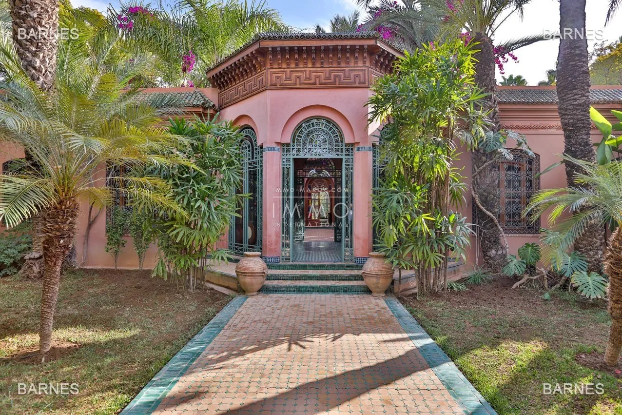 Arab- berber superb palace , located on a one hectare oasis .palm grove circuit