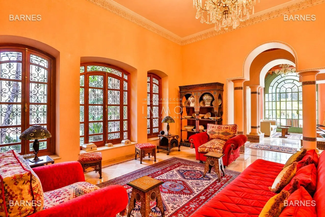 Arab- berber superb palace , located on a one hectare oasis .palm grove circuit