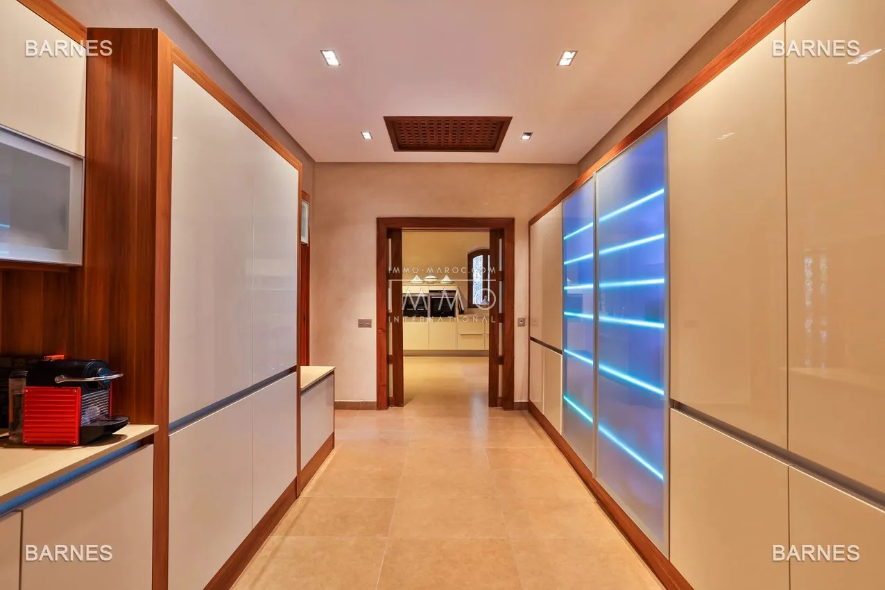 Arab- berber superb palace , located on a one hectare oasis .palm grove circuit