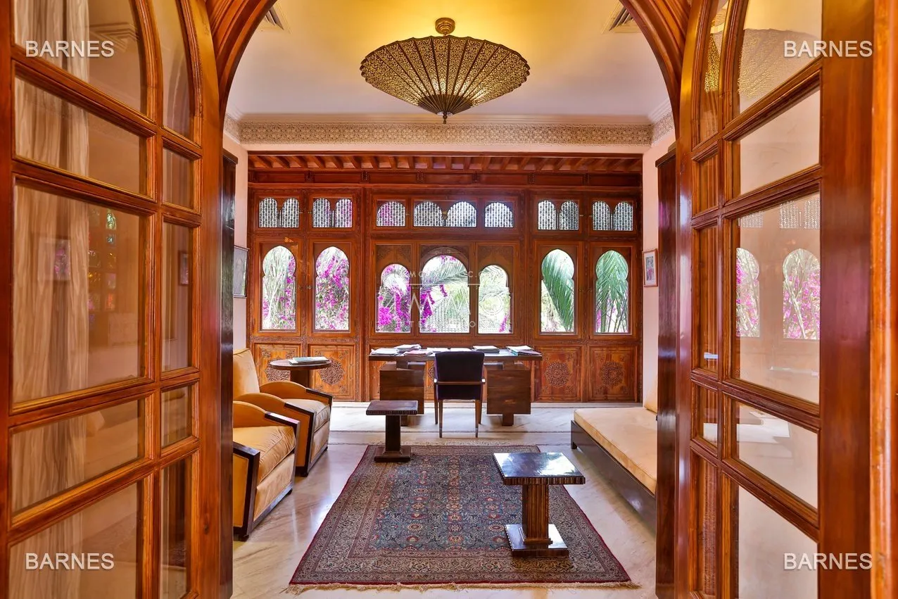 Arab- berber superb palace , located on a one hectare oasis .palm grove circuit