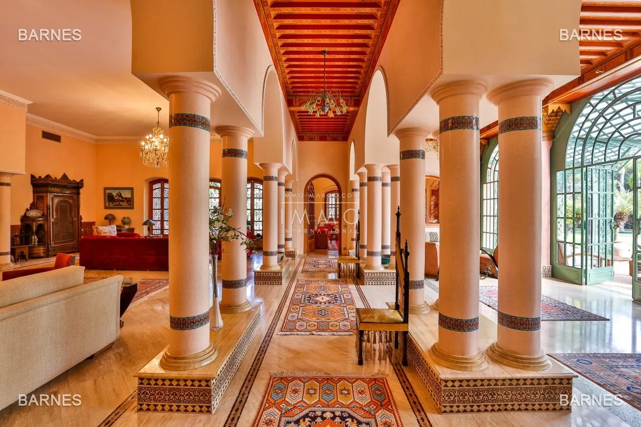 Arab- berber superb palace , located on a one hectare oasis .palm grove circuit