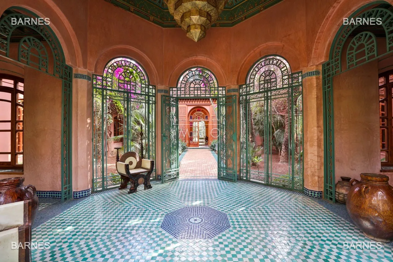 Arab- berber superb palace , located on a one hectare oasis .palm grove circuit