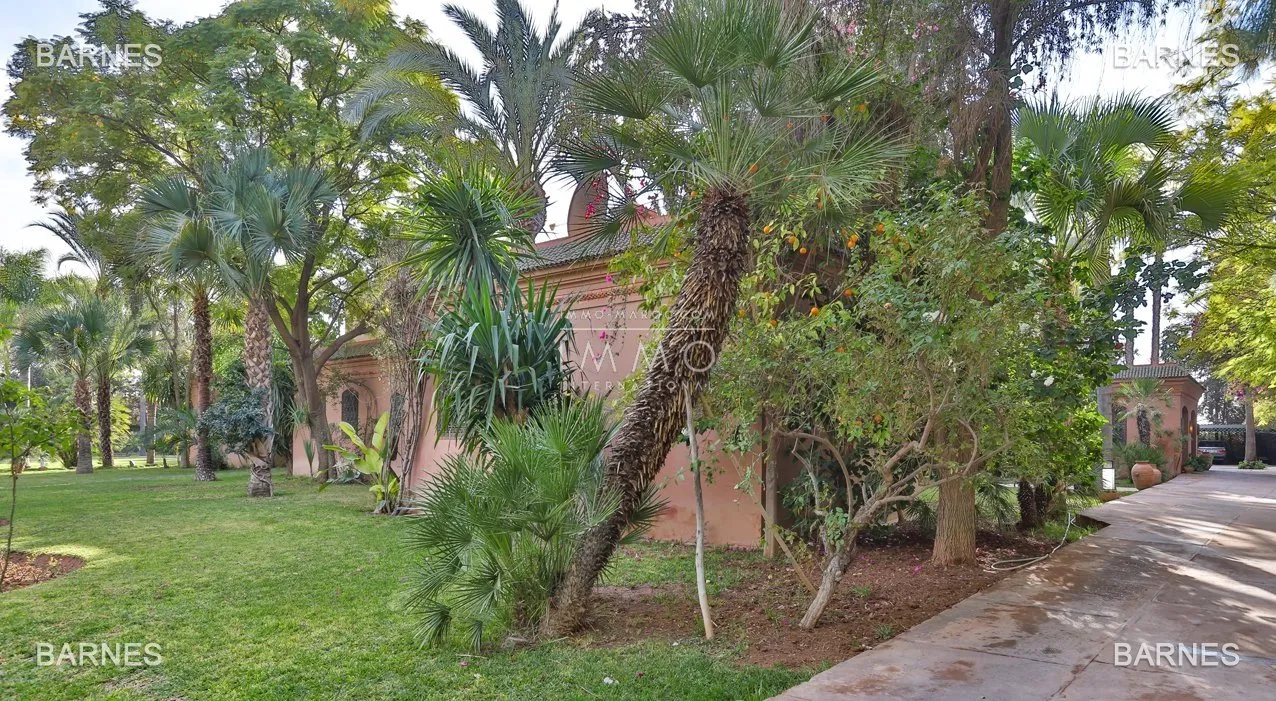 Arab- berber superb palace , located on a one hectare oasis .palm grove circuit