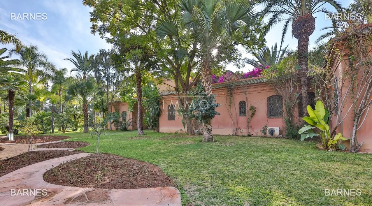 Arab- berber superb palace , located on a one hectare oasis .palm grove circuit