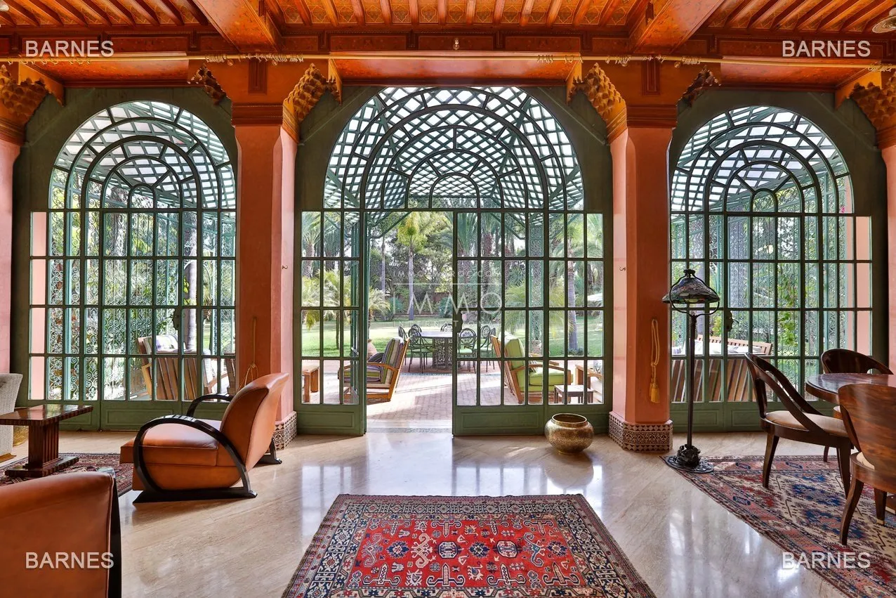 Arab- berber superb palace , located on a one hectare oasis .palm grove circuit