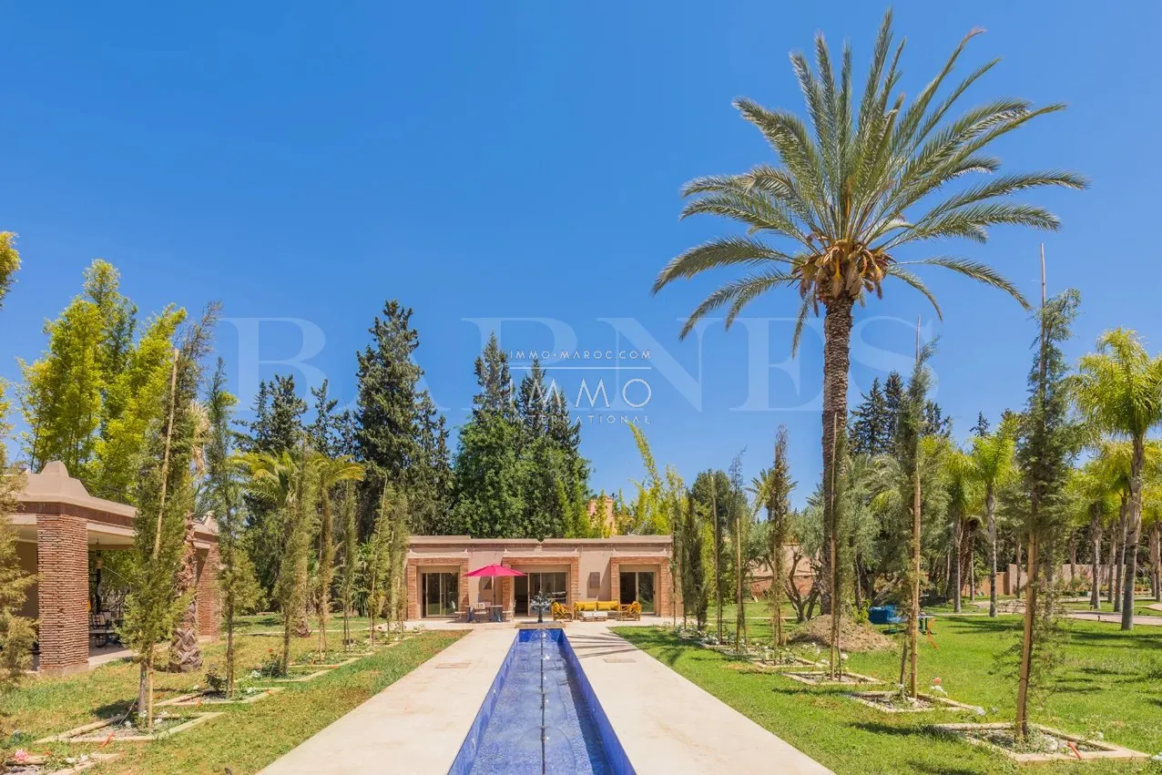Oriental palace for sale in a beautiful area of the palmeraie dar tounsi in marrakech.
