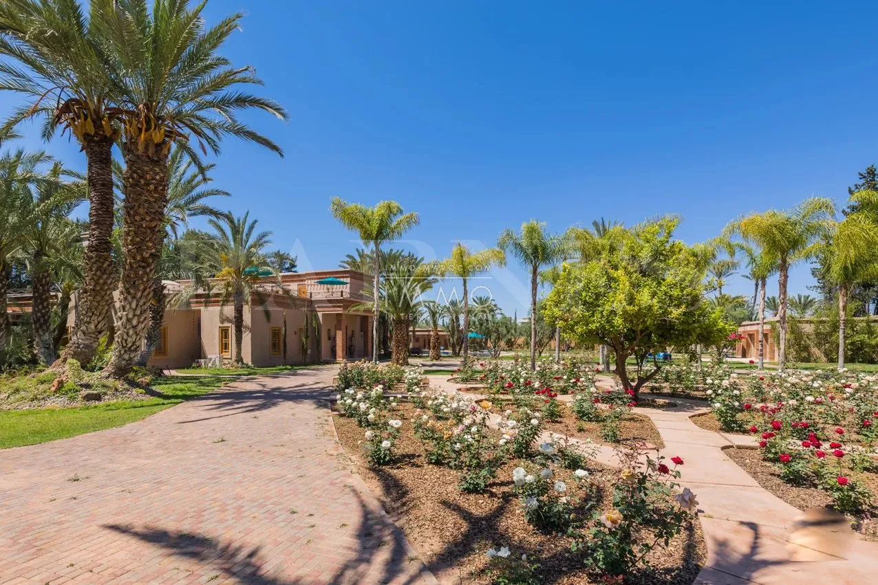 Oriental palace for sale in a beautiful area of the palmeraie dar tounsi in marrakech.