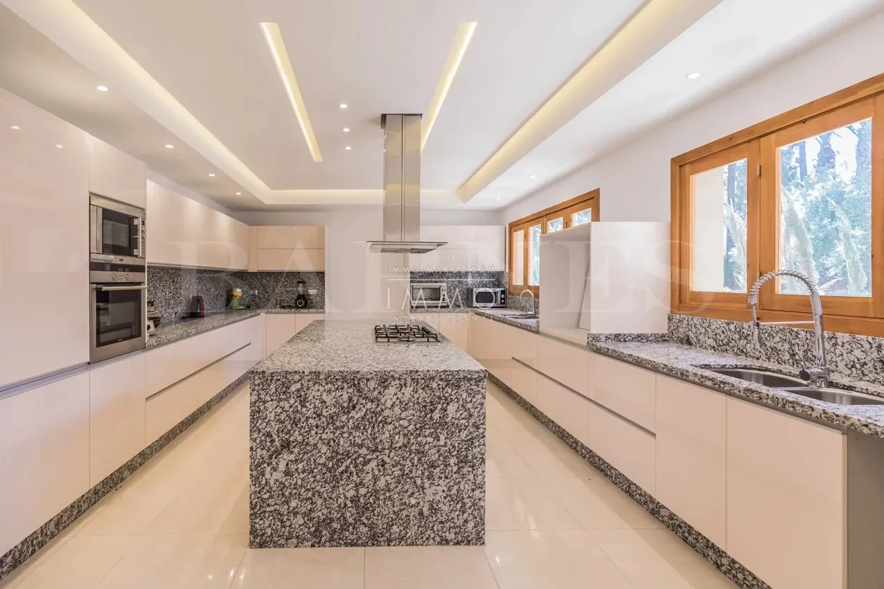 Oriental palace for sale in a beautiful area of the palmeraie dar tounsi in marrakech.