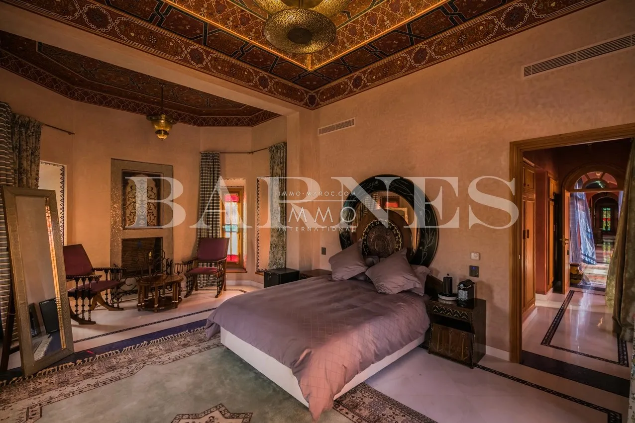 For sale, a superb palace in the palmeraie dar tounsi on 1 hectare of landscaped land.