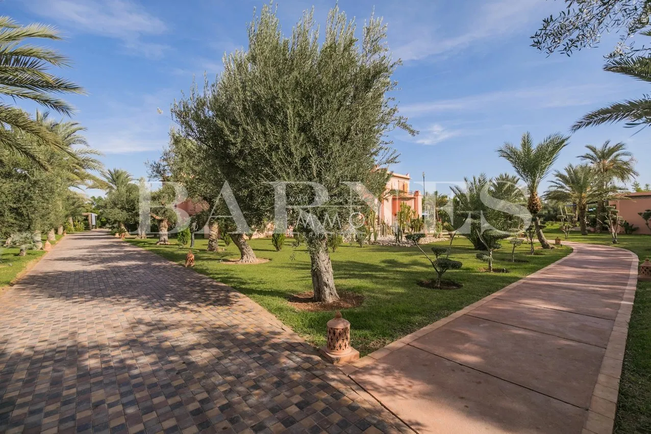 For sale, a superb palace in the palmeraie dar tounsi on 1 hectare of landscaped land.
