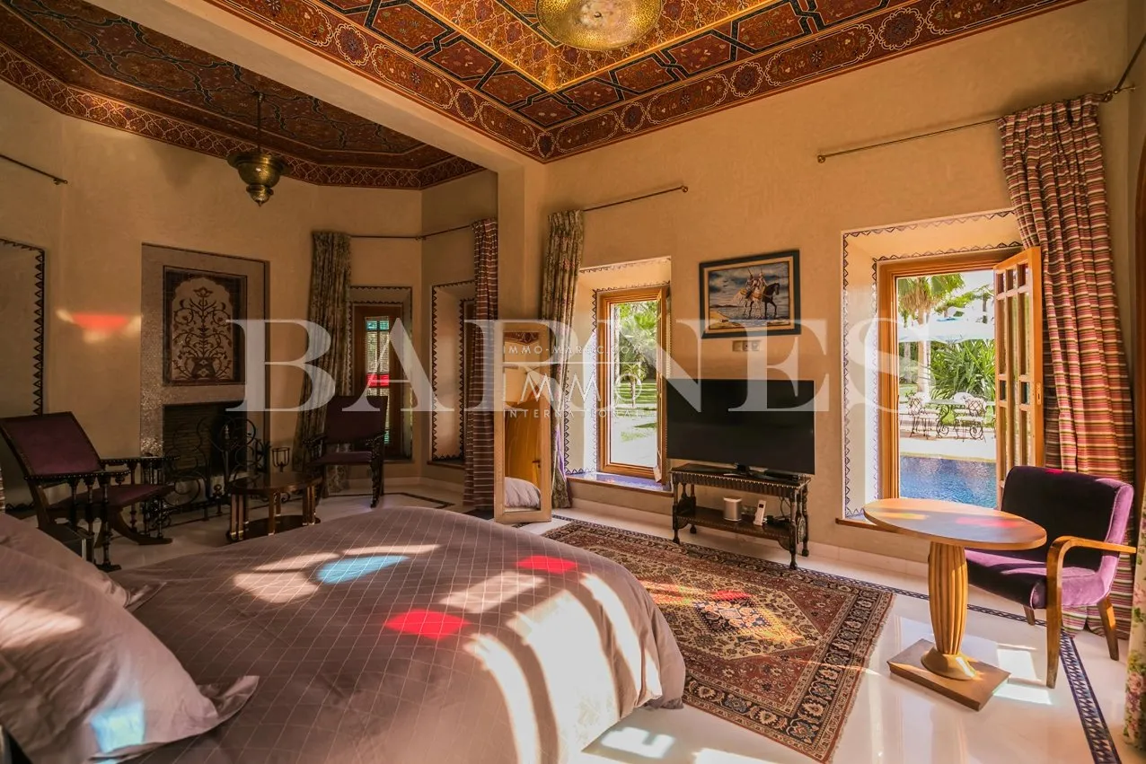 For sale, a superb palace in the palmeraie dar tounsi on 1 hectare of landscaped land.