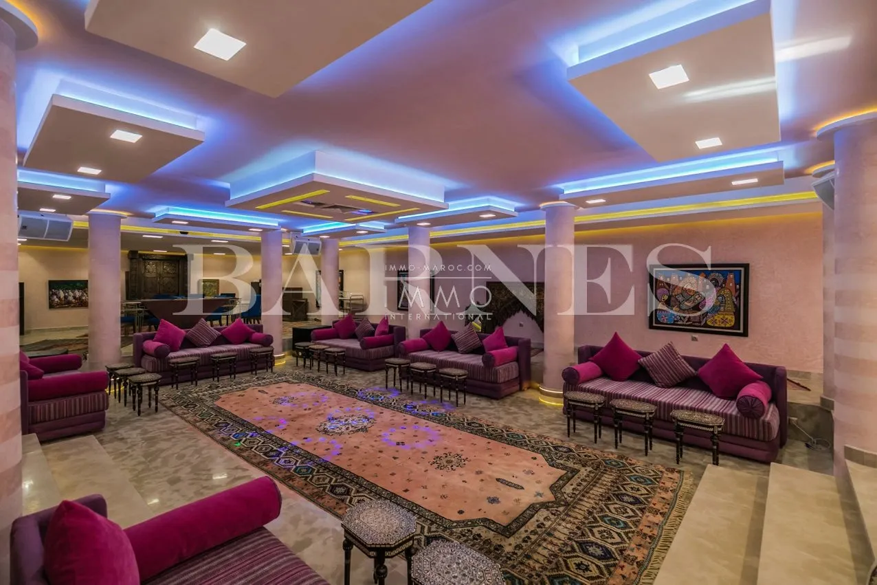 For sale, a superb palace in the palmeraie dar tounsi on 1 hectare of landscaped land.