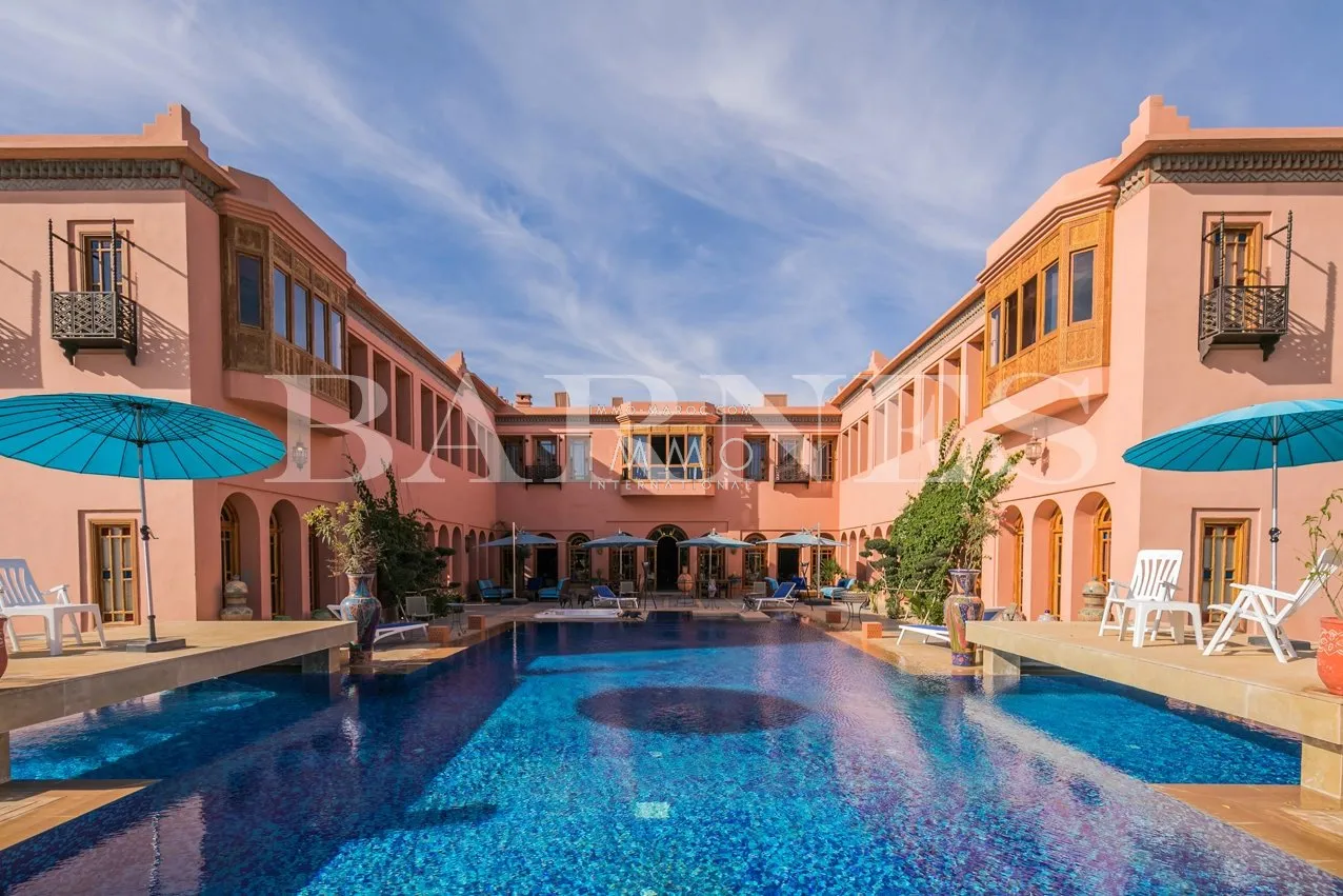 For sale, a superb palace in the palmeraie dar tounsi on 1 hectare of landscaped land.