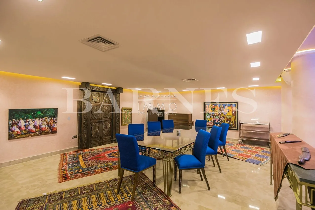 For sale, a superb palace in the palmeraie dar tounsi on 1 hectare of landscaped land.