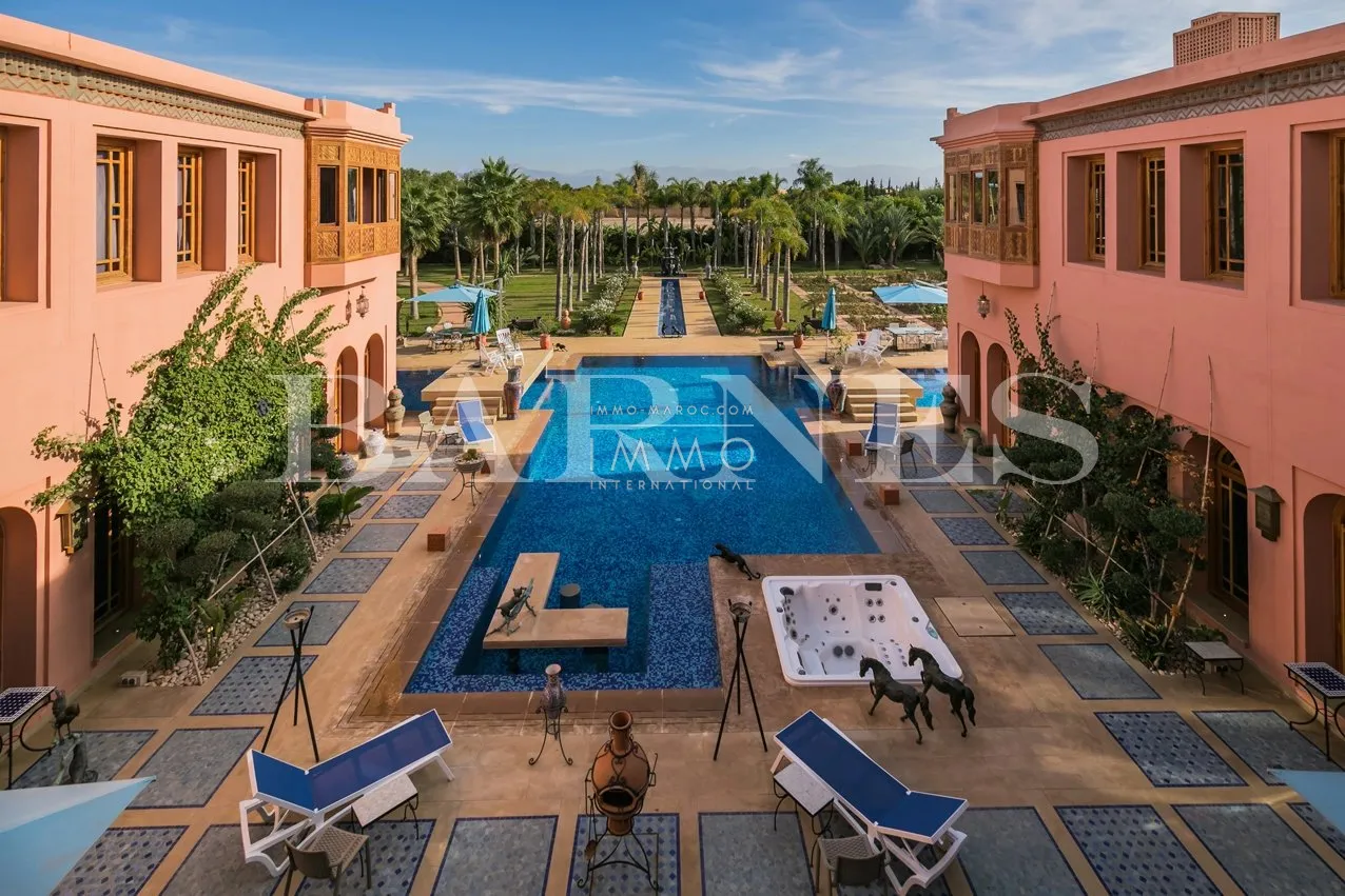 For sale, a superb palace in the palmeraie dar tounsi on 1 hectare of landscaped land.