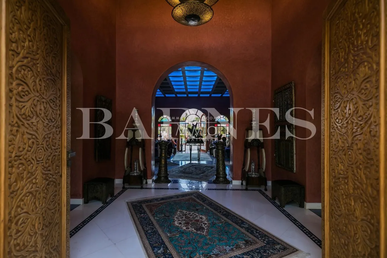 For sale, a superb palace in the palmeraie dar tounsi on 1 hectare of landscaped land.