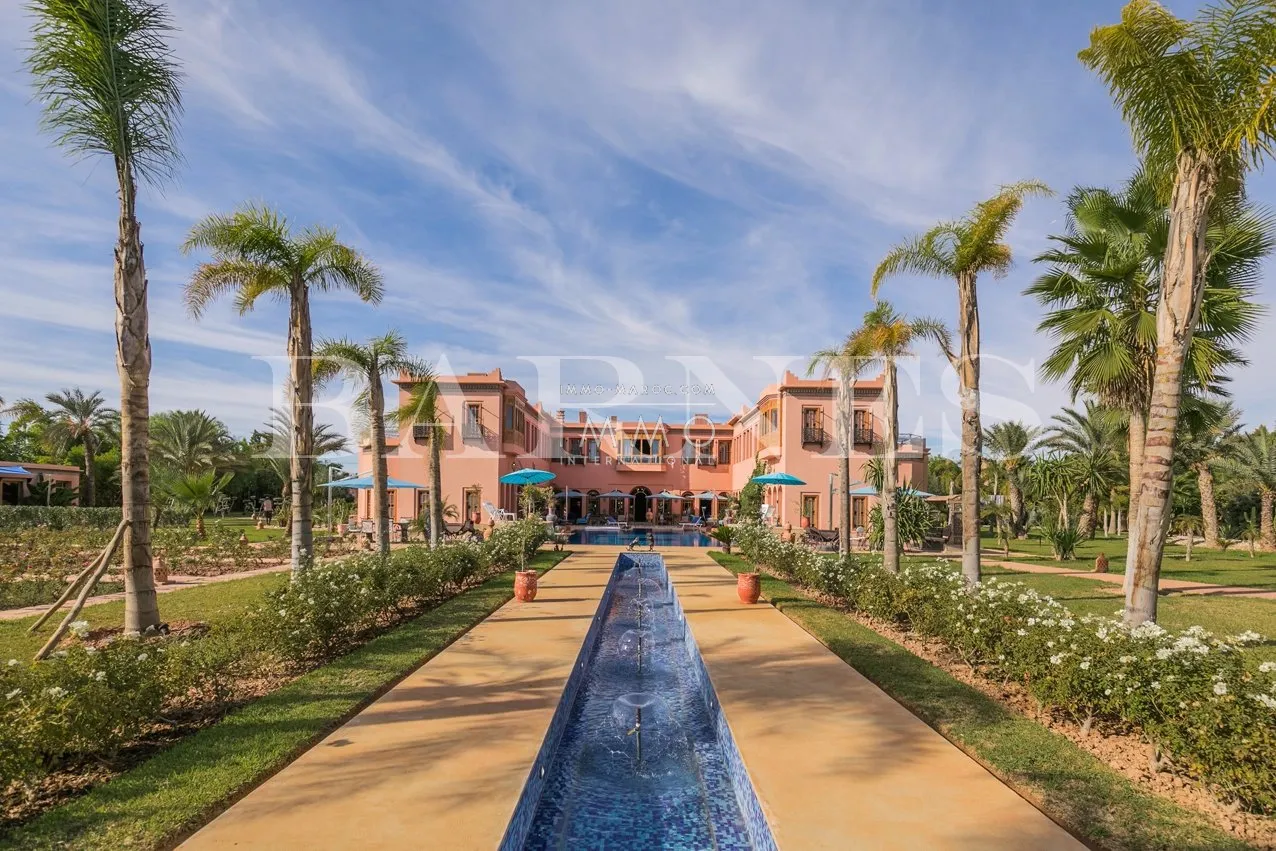 For sale, a superb palace in the palmeraie dar tounsi on 1 hectare of landscaped land.