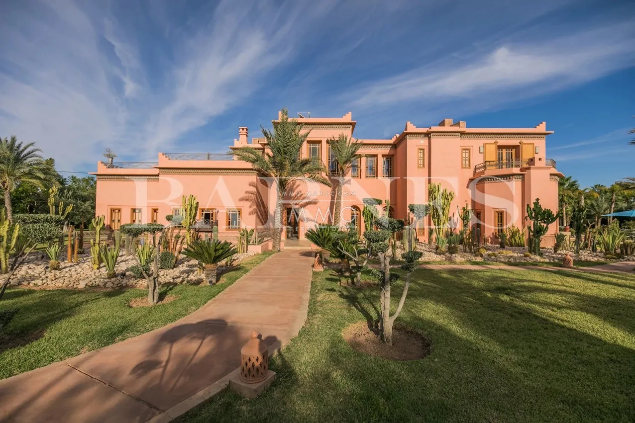 For sale, a superb palace in the palmeraie dar tounsi on 1 hectare of landscaped land.