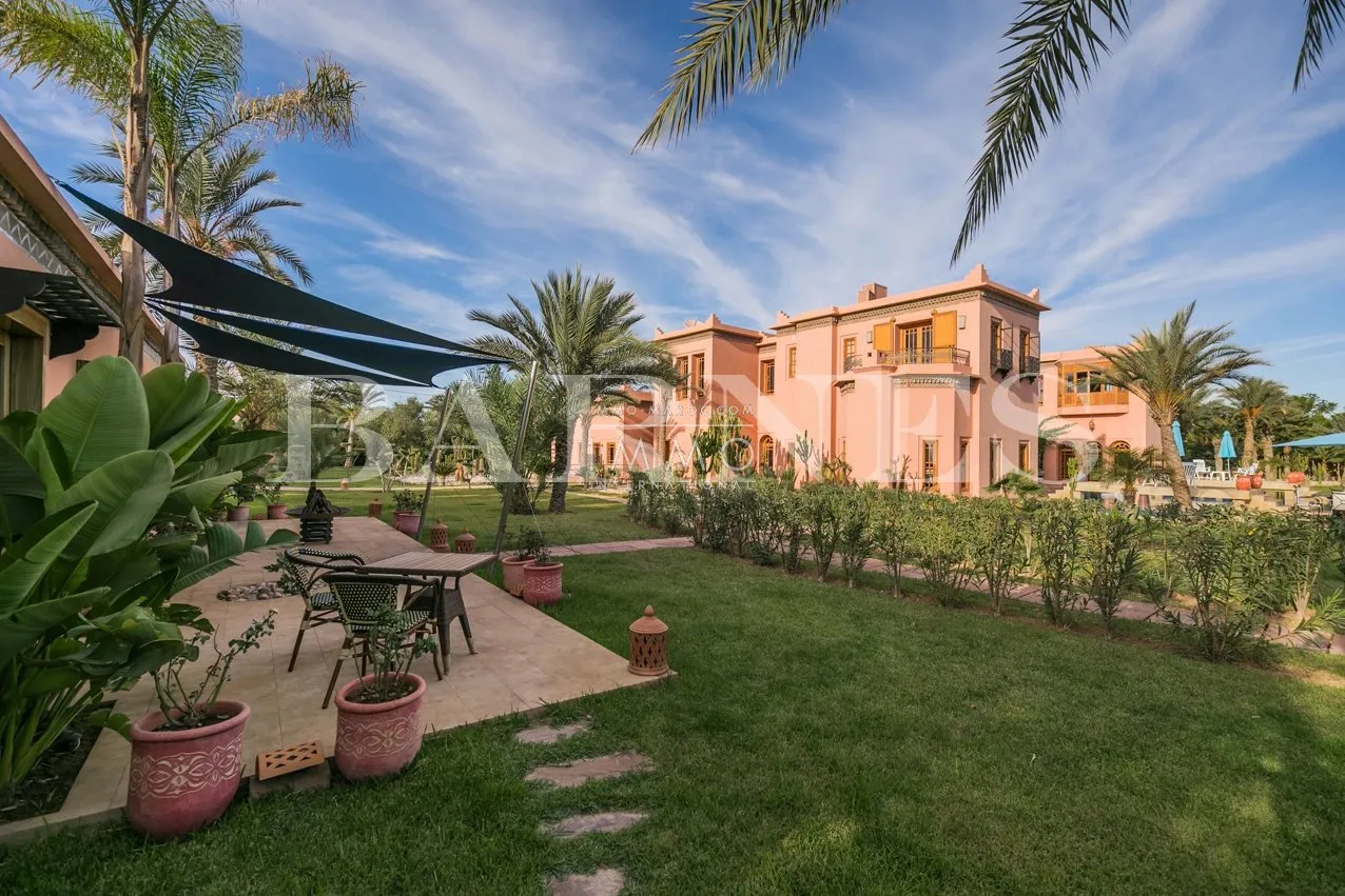 For sale, a superb palace in the palmeraie dar tounsi on 1 hectare of landscaped land.