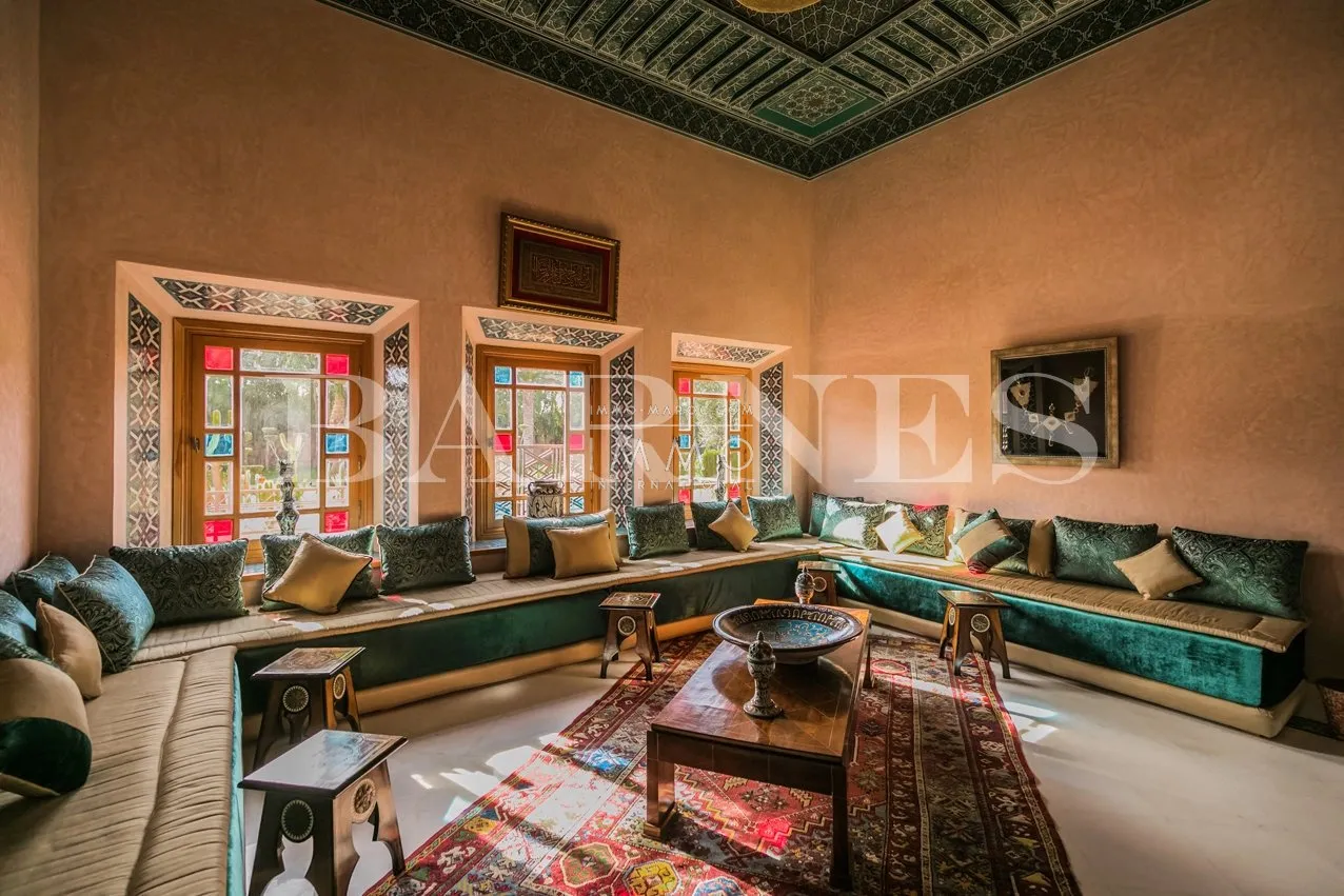 For sale, a superb palace in the palmeraie dar tounsi on 1 hectare of landscaped land.