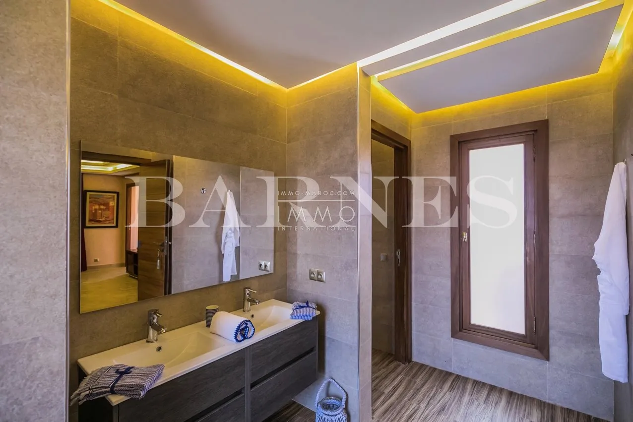 For sale, a superb palace in the palmeraie dar tounsi on 1 hectare of landscaped land.