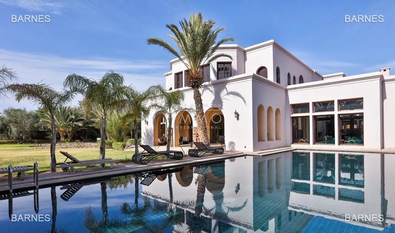 Exceptional property in the palm grove circuit , field 10.000 1500 m², a former lush park. 7m pus ceilings for receptions ,