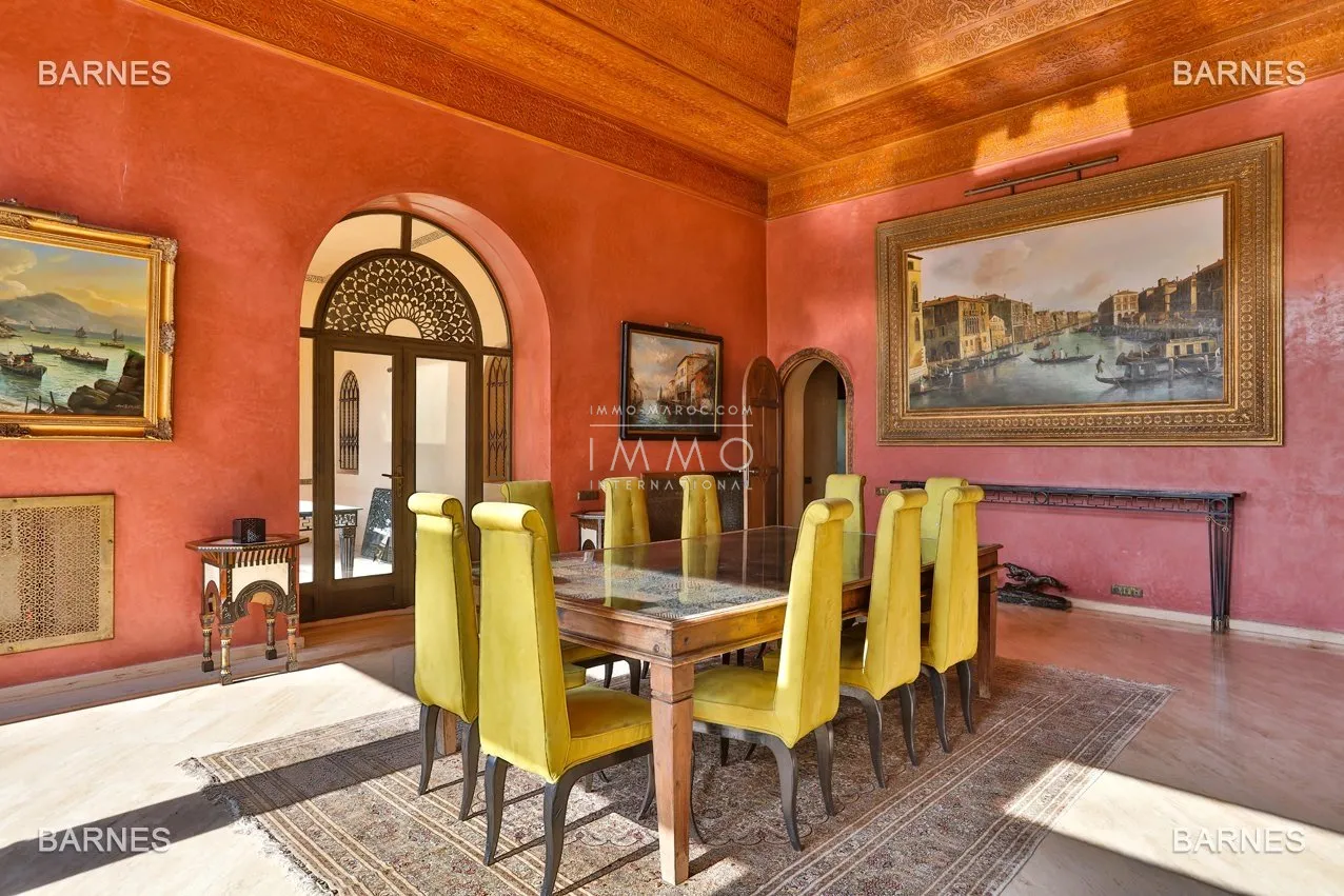 Exceptional property in the palm grove circuit , field 10.000 1500 m², a former lush park. 7m pus ceilings for receptions ,