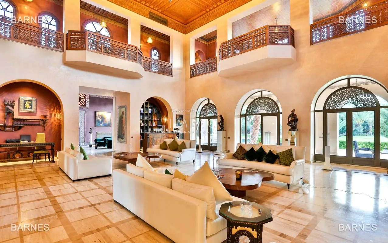Exceptional property in the palm grove circuit , field 10.000 1500 m², a former lush park. 7m pus ceilings for receptions ,