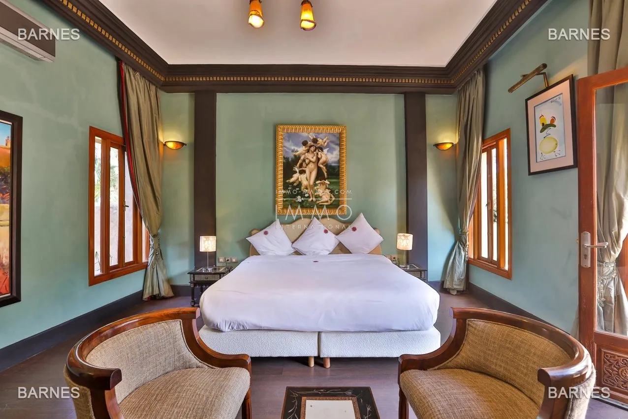 Exceptional property in the palm grove circuit , field 10.000 1500 m², a former lush park. 7m pus ceilings for receptions ,