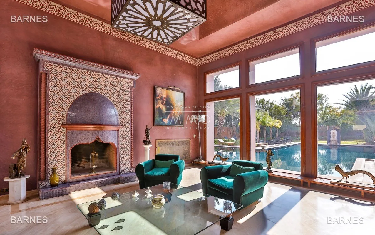 Exceptional property in the palm grove circuit , field 10.000 1500 m², a former lush park. 7m pus ceilings for receptions ,