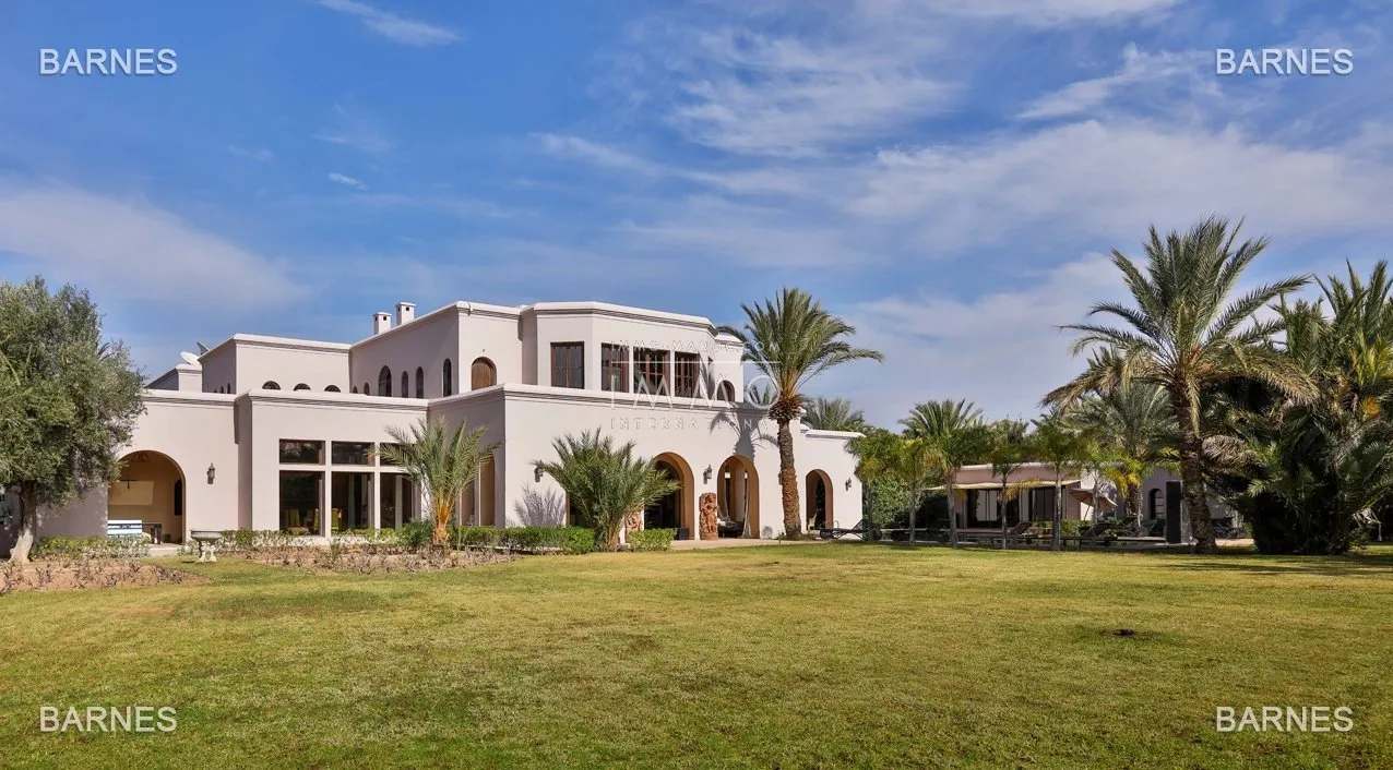 Exceptional property in the palm grove circuit , field 10.000 1500 m², a former lush park. 7m pus ceilings for receptions ,