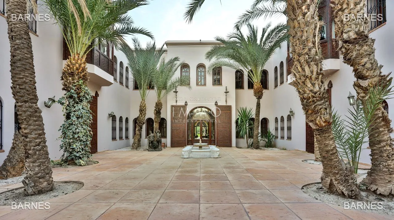 Exceptional property in the palm grove circuit , field 10.000 1500 m², a former lush park. 7m pus ceilings for receptions ,