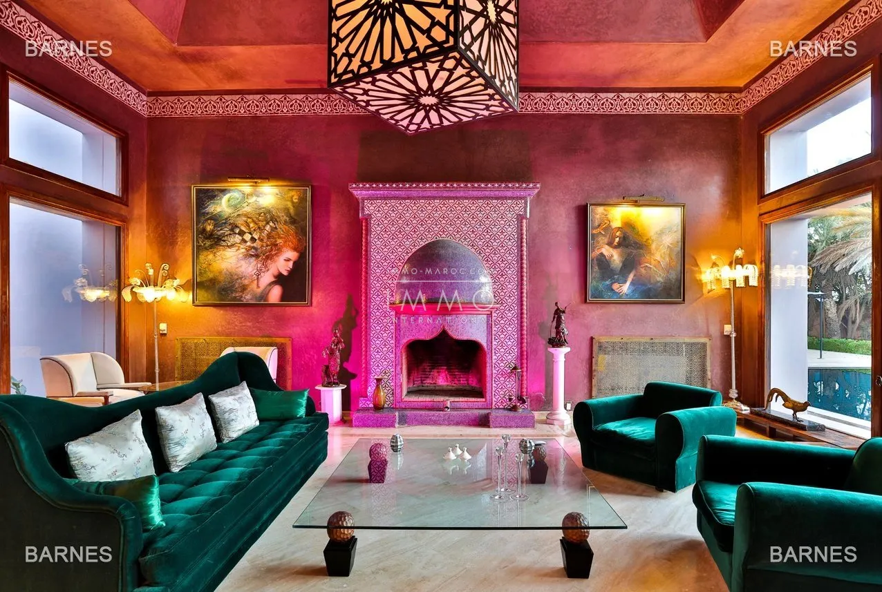 Exceptional property in the palm grove circuit , field 10.000 1500 m², a former lush park. 7m pus ceilings for receptions ,