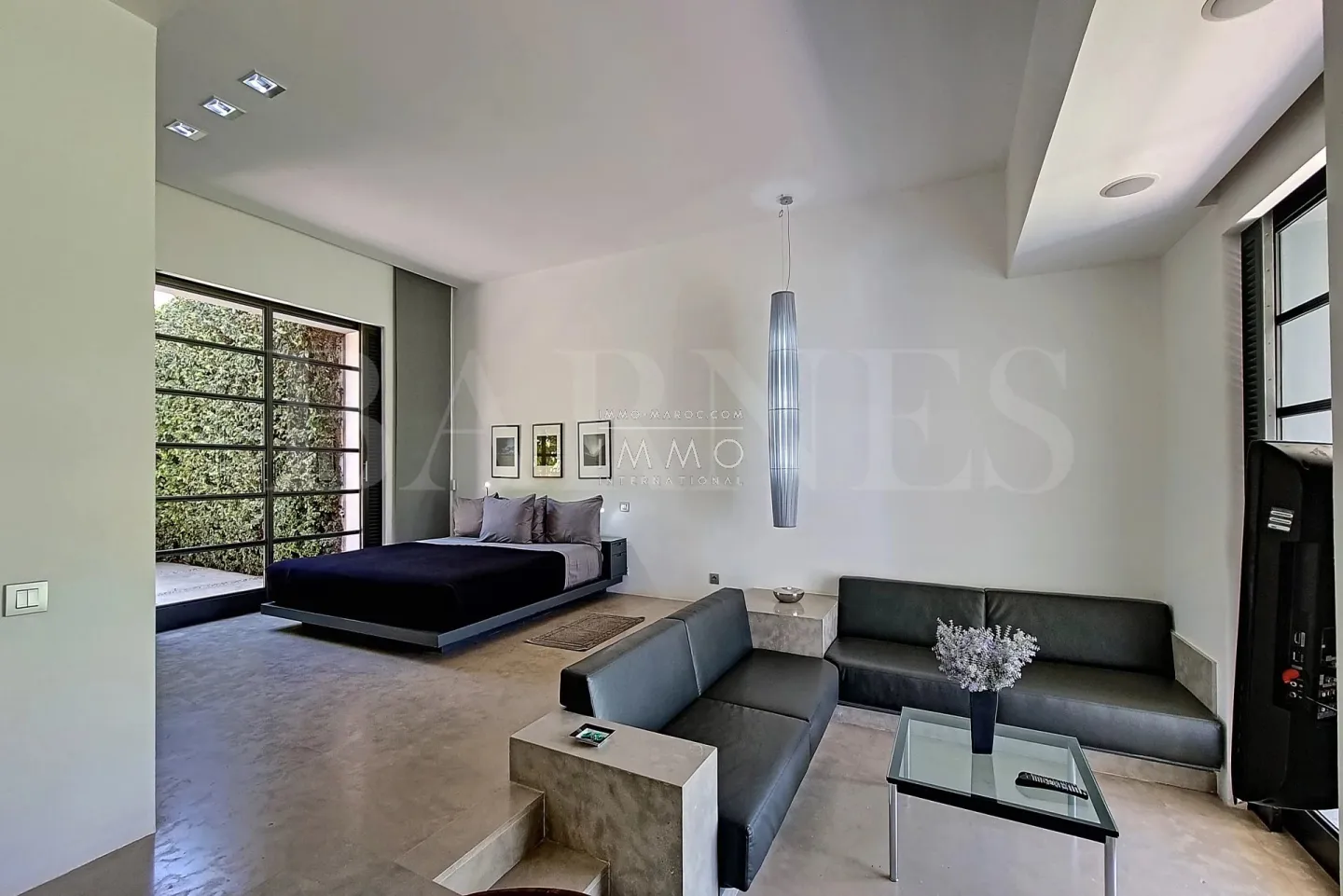 Magnificent contemporary villa on a 4-hectare landscaped park.