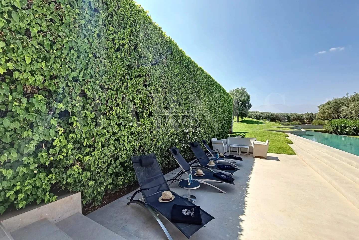 Magnificent contemporary villa on a 4-hectare landscaped park.