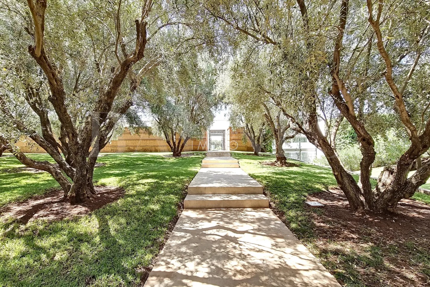 Magnificent contemporary villa on a 4-hectare landscaped park.