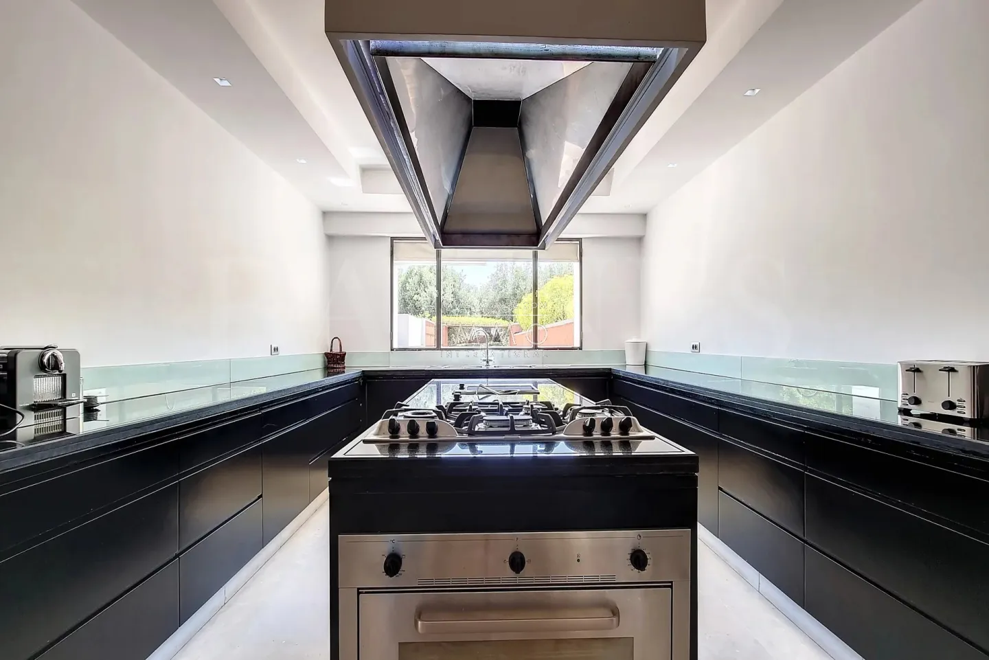 Magnificent contemporary villa on a 4-hectare landscaped park.