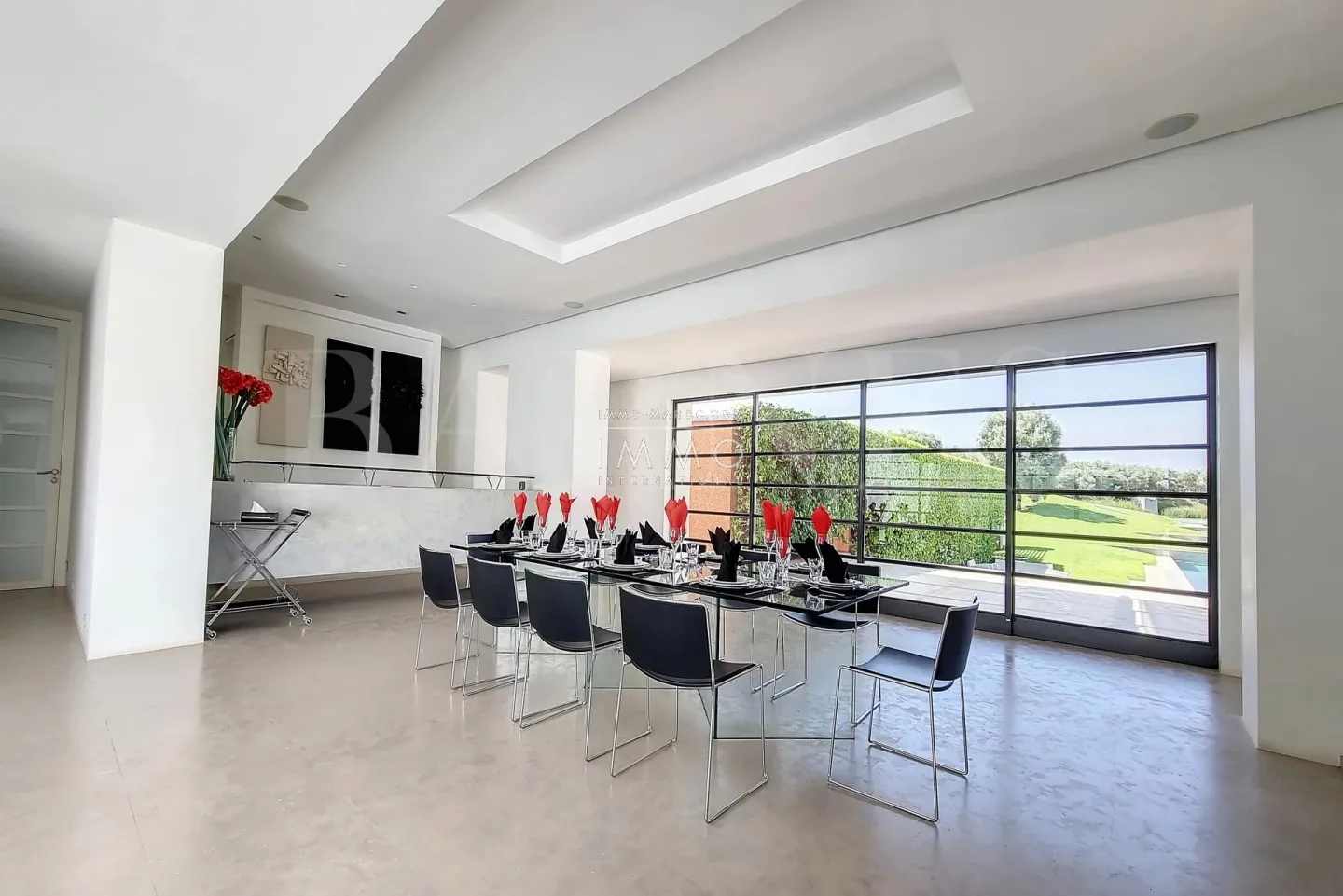 Magnificent contemporary villa on a 4-hectare landscaped park.