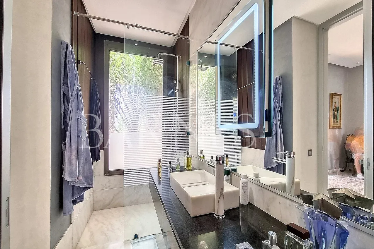 Charming apartment in a beautiful residence.