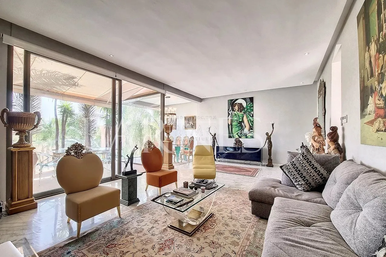 Charming apartment in a beautiful residence.