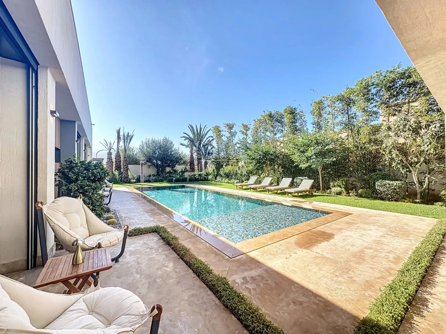 Furnished villa for sale with 5 bedrooms on the amelkis golf course.