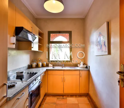 Venta apartamento con piscina y jardín en la palma de la mano.